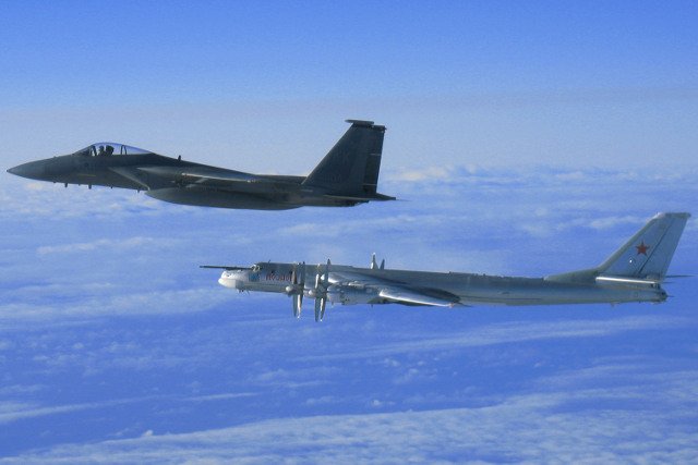 Amerykański myśliwiec F-15C eskortuje rosyjski bombowiec strategiczny Tu-95. Zdjęcie wykonano w pobliżu Alaski w 2006 roku