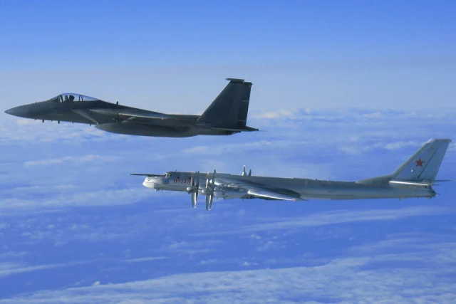 Amerykański myśliwiec F-15C eskortuje rosyjski bombowiec strategiczny Tu-95. Zdjęcie wykonano w pobliżu Alaski w 2006 roku