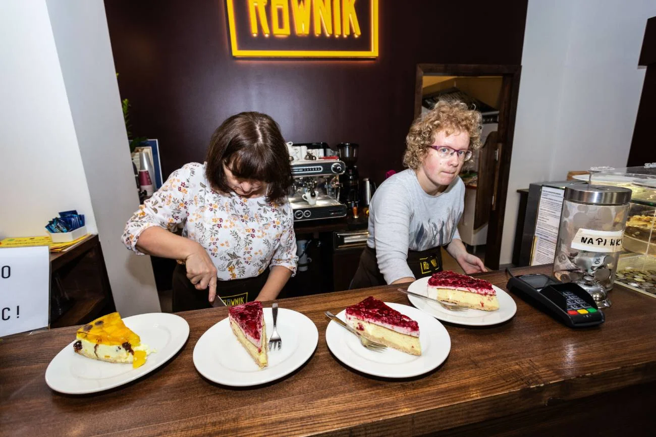 Cafe Równik, gdzie pracują osoby z niepełnosprawnościami intelektualnymi jak zespol Downa, asperger, autyzm czy dysfazja.