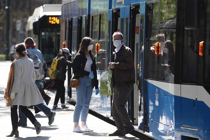 Policja kontroluje, jak Polacy stosują się do obowiązku noszenia maseczek.