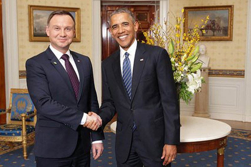 Podczas wizyty w USA prezydent Andrzej Duda był zmuszony robić dobrą minę do złej gry. Tymczasem Biały Dom zdawał się dobrze bawić kosztem polskiej głowy państwa...