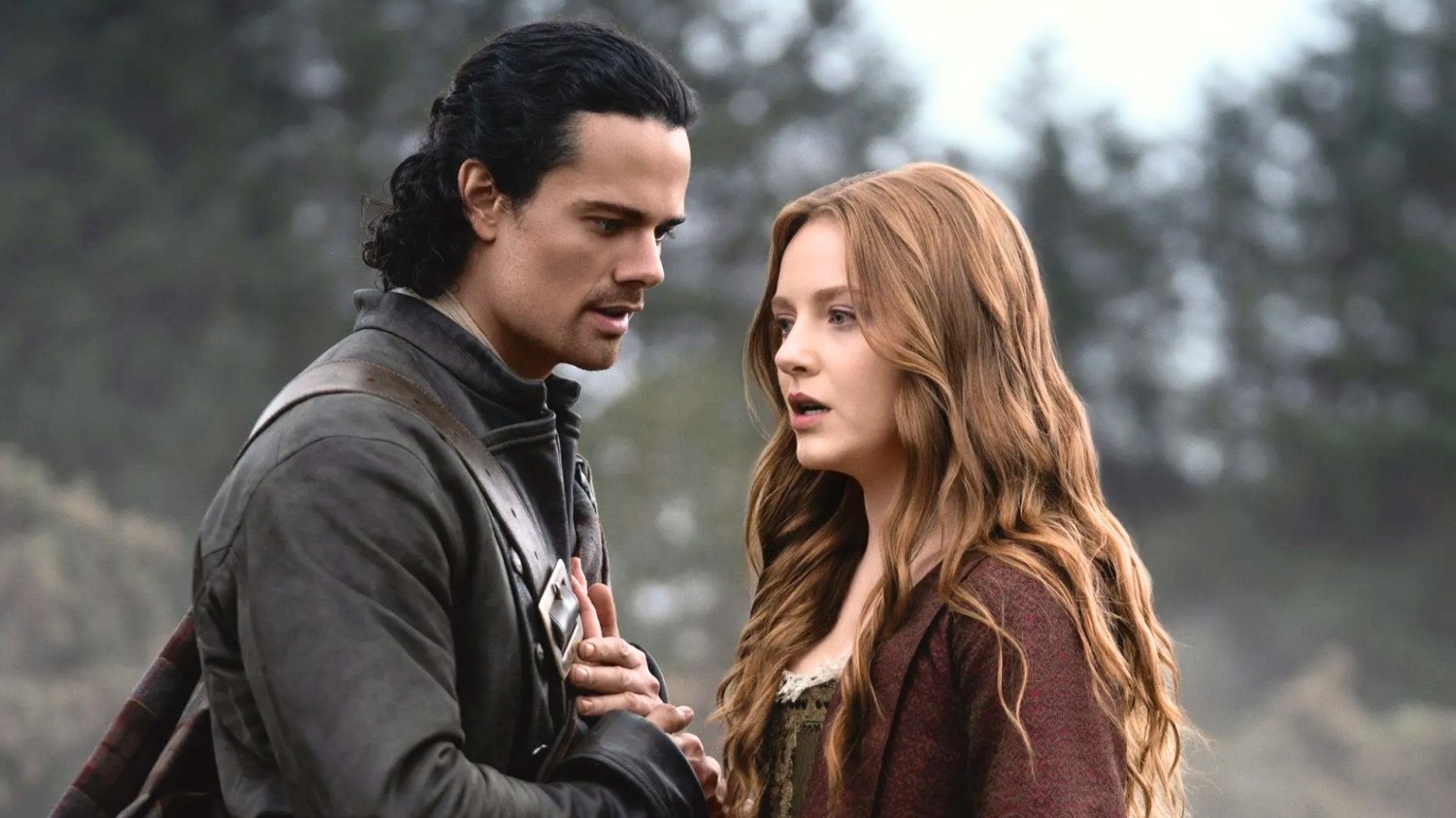 "Outlander: Krew z krwi" wraca. Drugi sezon tuż za rogiem, szykujcie chusteczki Jamie Roy i Harriet Slater w serialu "Outlander: Krew z krwi"