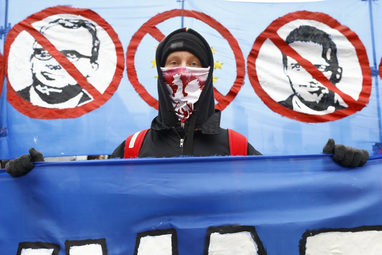 Na Marszu Niepodległości pojawiły się m.in. antyrządowe transparenty