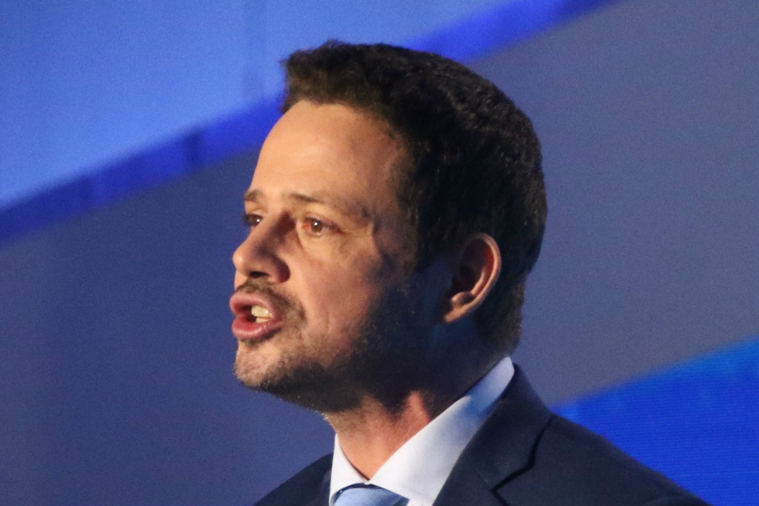 Wyszło na jaw, kim jest warszawianka, której Trzaskowski zakleił szybę w drzwiach.