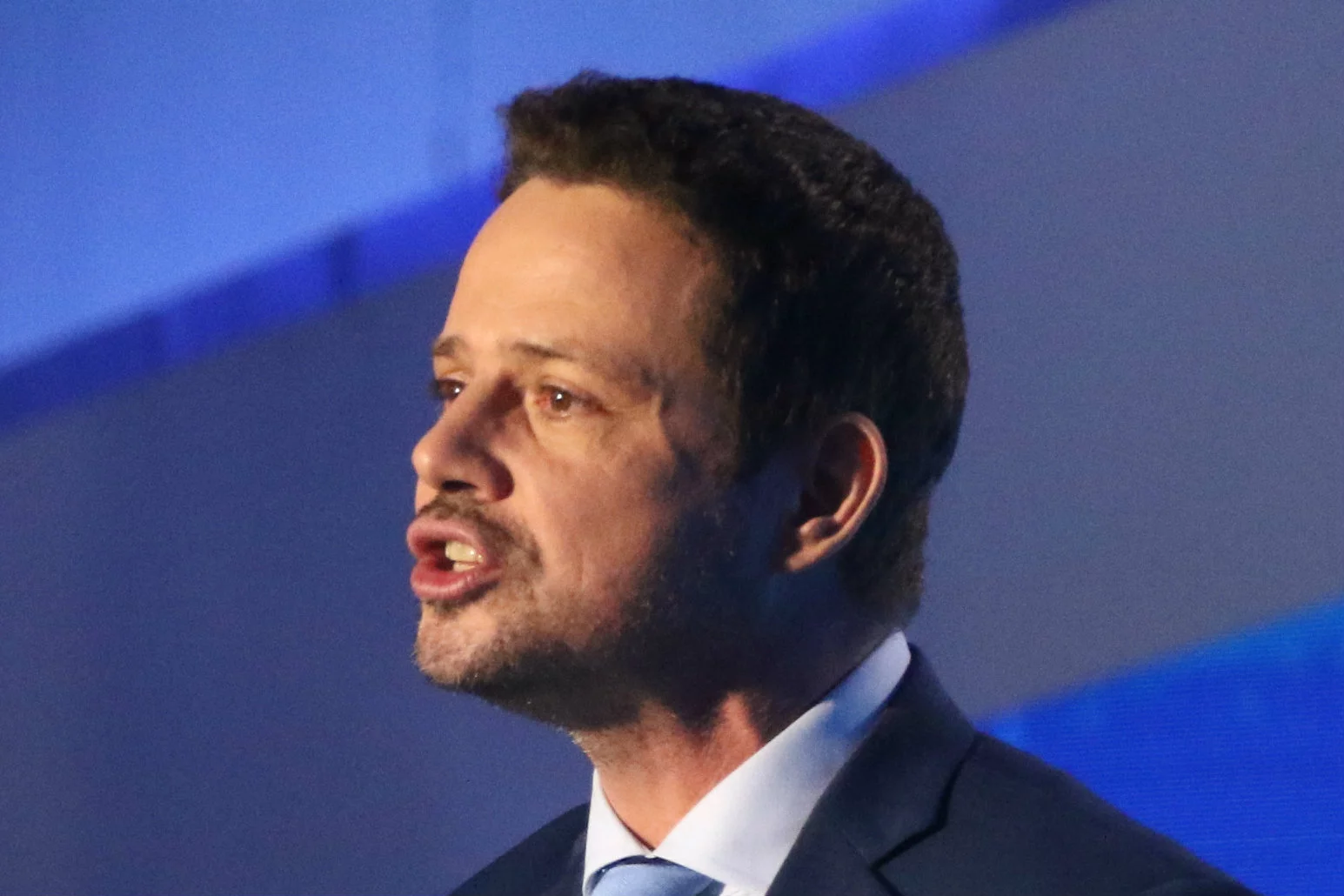 Wyszło na jaw, kim jest warszawianka, której Trzaskowski zakleił szybę w drzwiach.