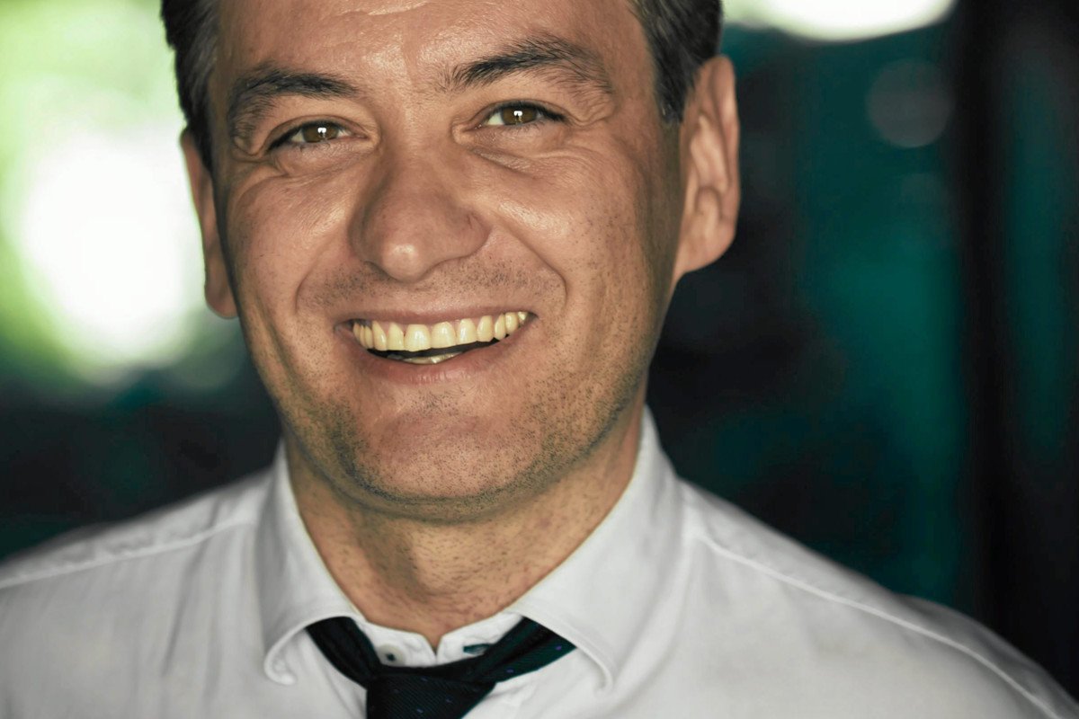 Tylko w naTemat! Fragment książki Roberta Biedronia. "Całowanie po rękach nie do końca jest okazywaniem szacunku"