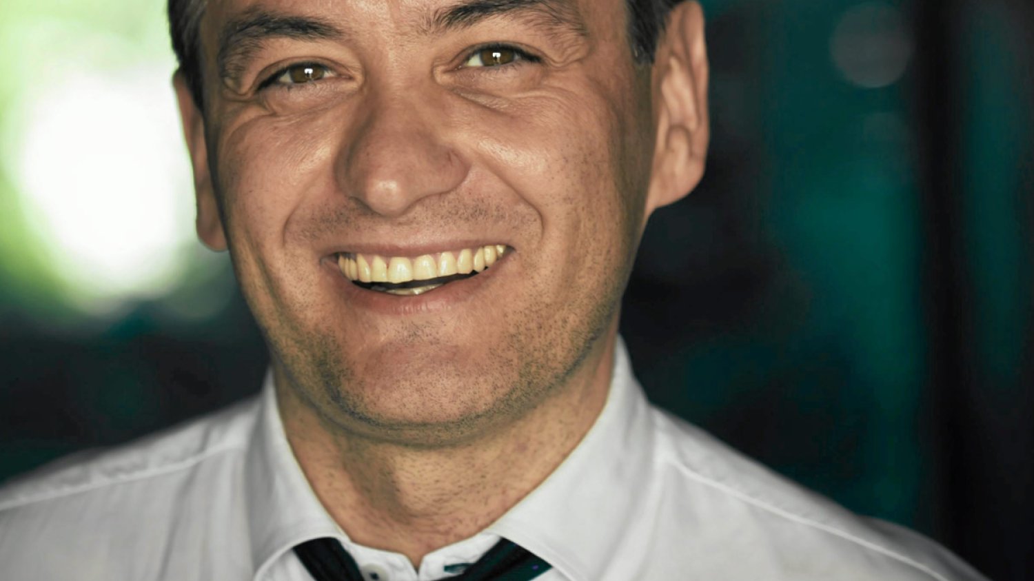 Tylko w naTemat! Fragment książki Roberta Biedronia. "Całowanie po rękach nie do końca jest okazywaniem szacunku"