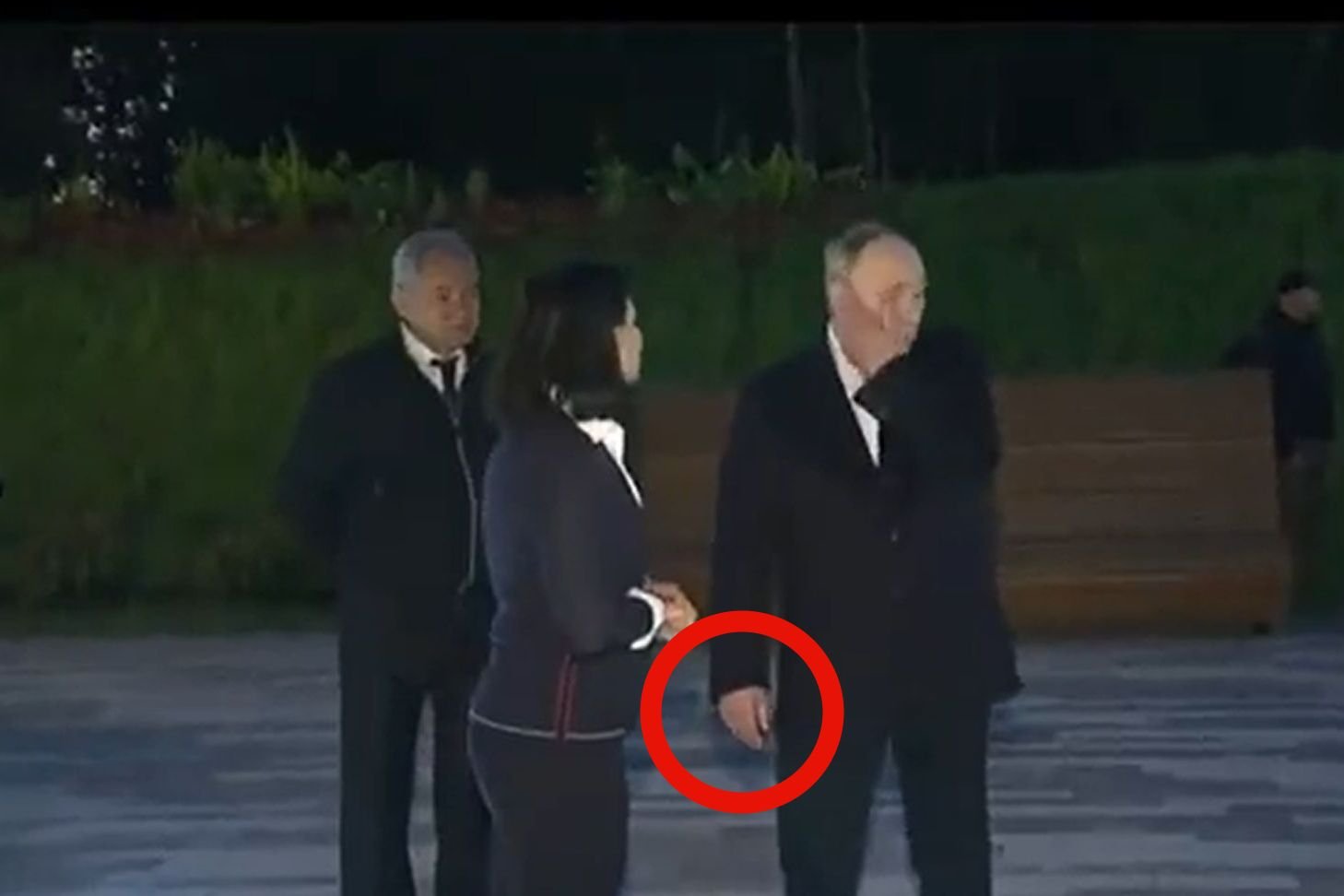 Czy prawa ręka Putina zwisała bezwładnie? Nowe spekulacje o stanie zdrowia dyktatora.