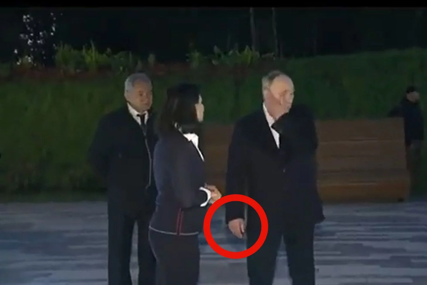 Czy prawa ręka Putina zwisała bezwładnie? Nowe spekulacje o stanie zdrowia dyktatora.