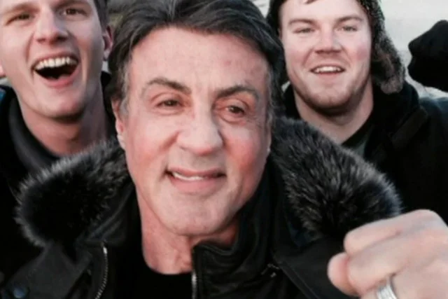 Po pokonaniu "schodów Rocky'ego" Peter Rowe i jego koledzy spotkali Sylvestra Stallone'a, z którym zrobili sobie selfie