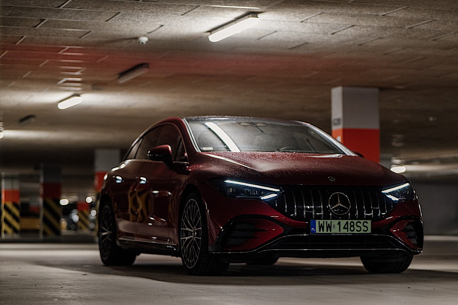 Czerwony Mercedes-AMG EQE 43