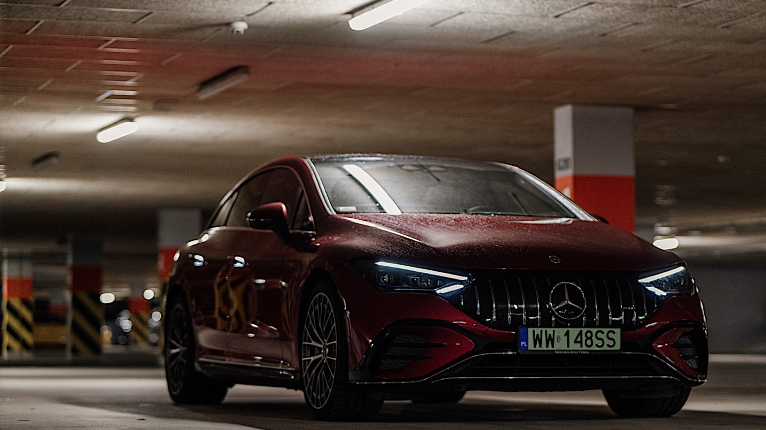 Czerwony Mercedes-AMG EQE 43