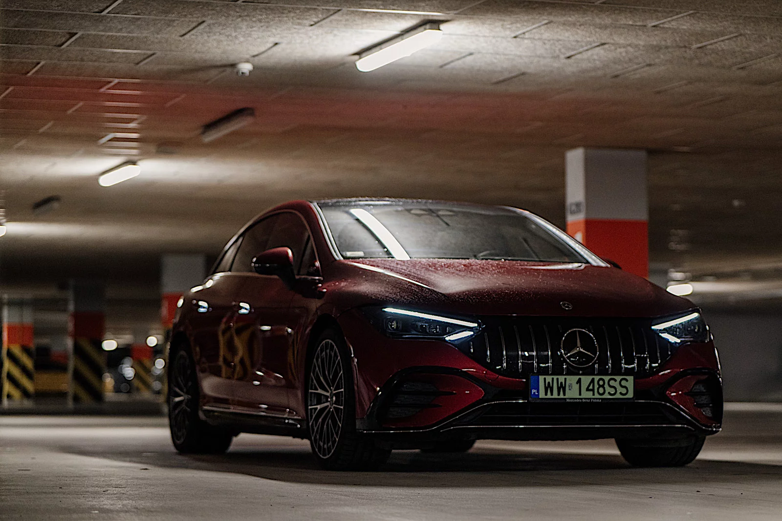Czerwony Mercedes-AMG EQE 43