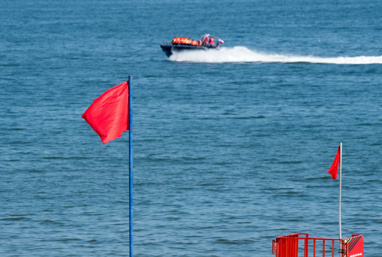 Wakacje nad Bałtykiem. Tak tonie się przez prądy wsteczne.