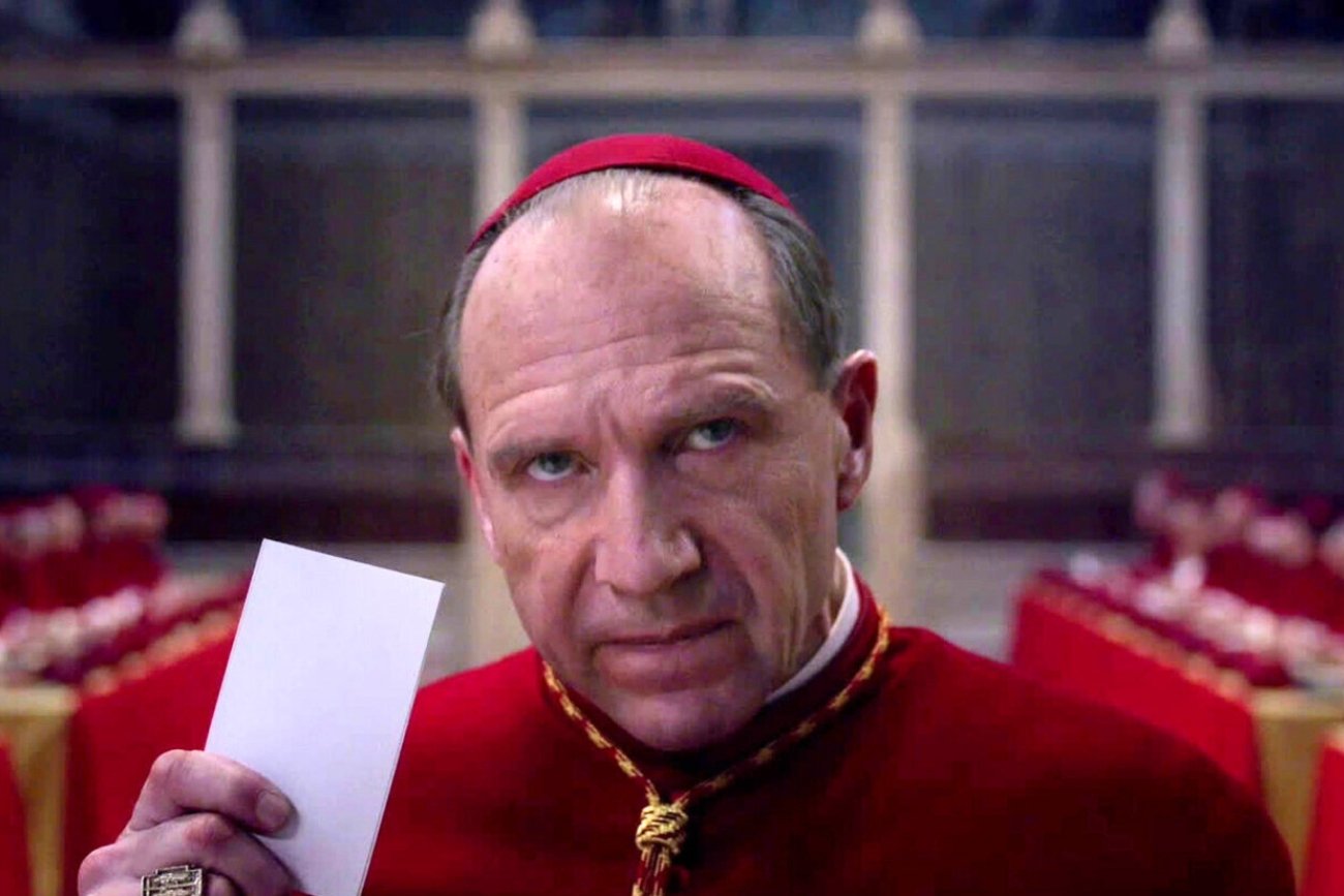 Kandydat na Oscara wyląduje niebawem na VOD. Oto, obejrzeć "Konklawe" "Konklawe" z Ralphem Fiennesem niedługo na VOD. Gdzie obejrzeć?