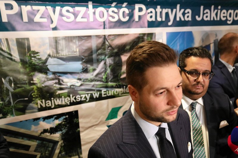 Warszawa, wybory samorządowe: Patryk Jaki tłumaczy, dlaczego na jego plakatach nie ma logo PiS.