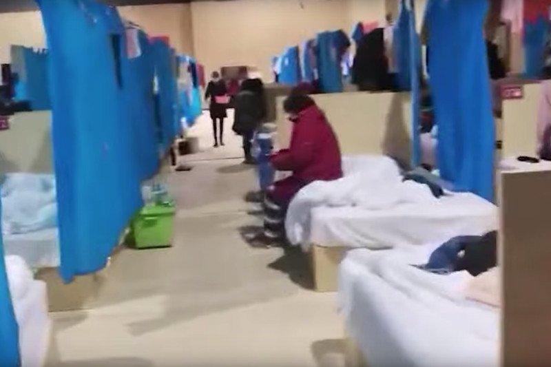 Wnętrze zbudowanego błyskawicznie szpitala w Wuhan.