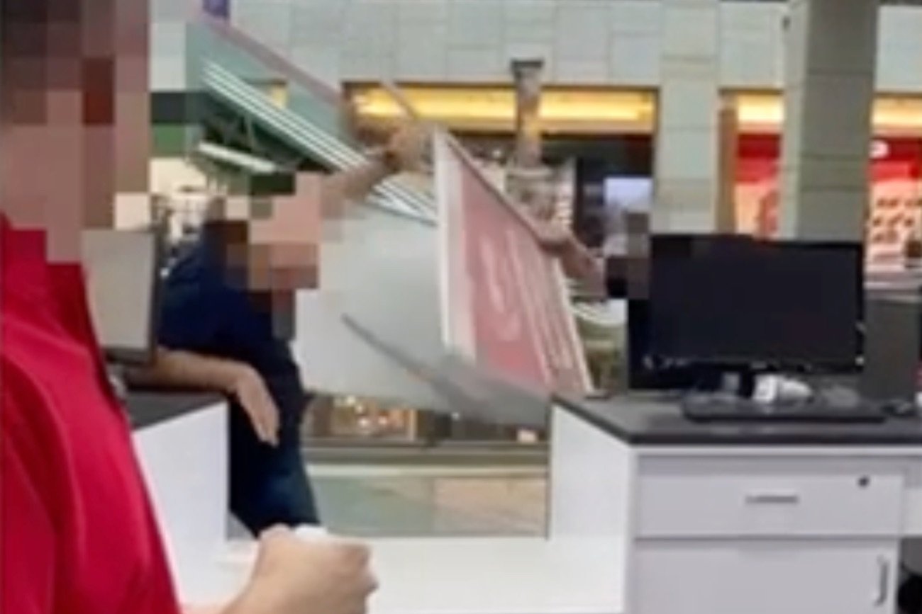 Atak ochroniarza w Złotych Tarasach.