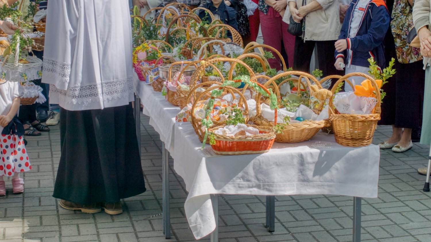 Do święconki lądują przedziwne rzeczy. Lista, która wprawia księży w osłupienie