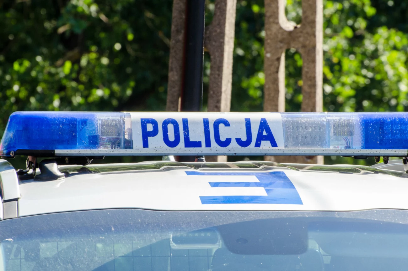 Kolejne dziecko zamknięte w aucie. Sprawą zajęły się odpowiednie służby.