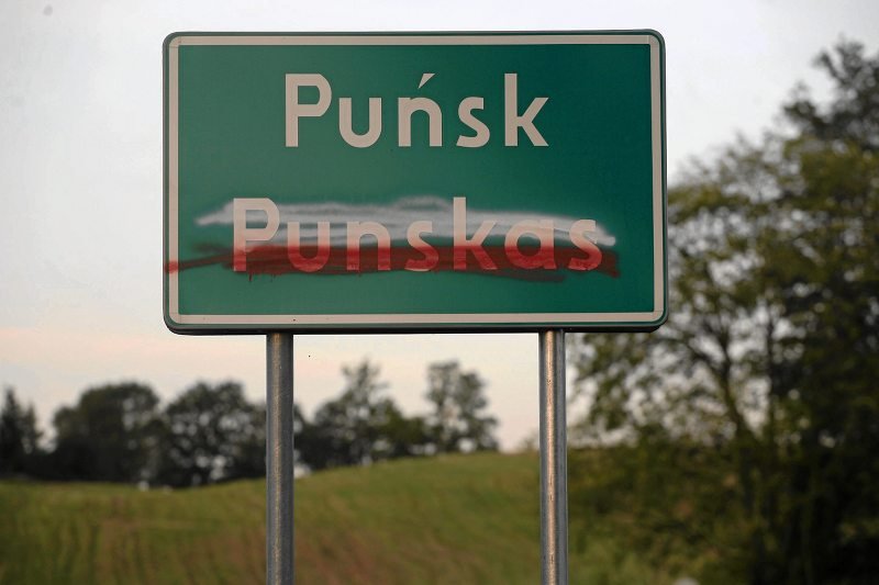 Premier Algirdas Butkevieius zapowiedział, że tablice z nazwami miejscowości będą wyłącznie w języku litewskim. Na zdjęciu zniszczone dwujęzyczne tablice w miejscowości Puńsk.