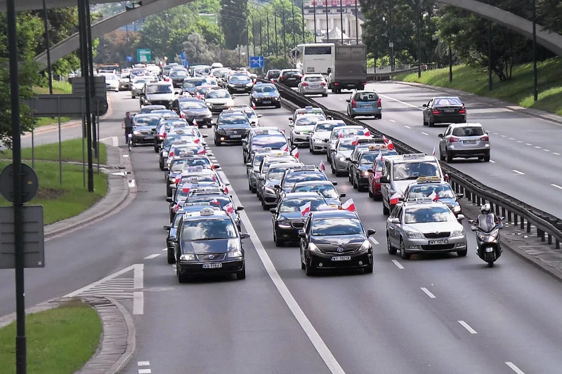 Tak urządzili warszawiaków taksówkarze na Trasie Łazienkowskiej – jechali 5 km/h, zatrzymywali się. A za nimi – sznur aut.