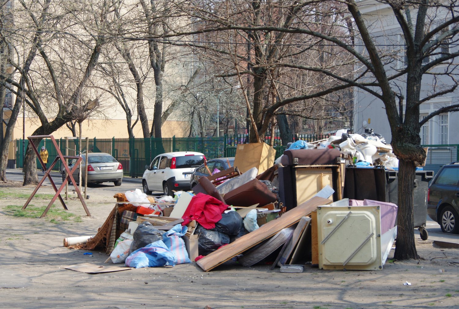 Meble nie powinny być wyrzucane do zwykłych pojemników na śmieci. Niestety wiele osób wciąż nie zdaje sobie z tego sprawy.