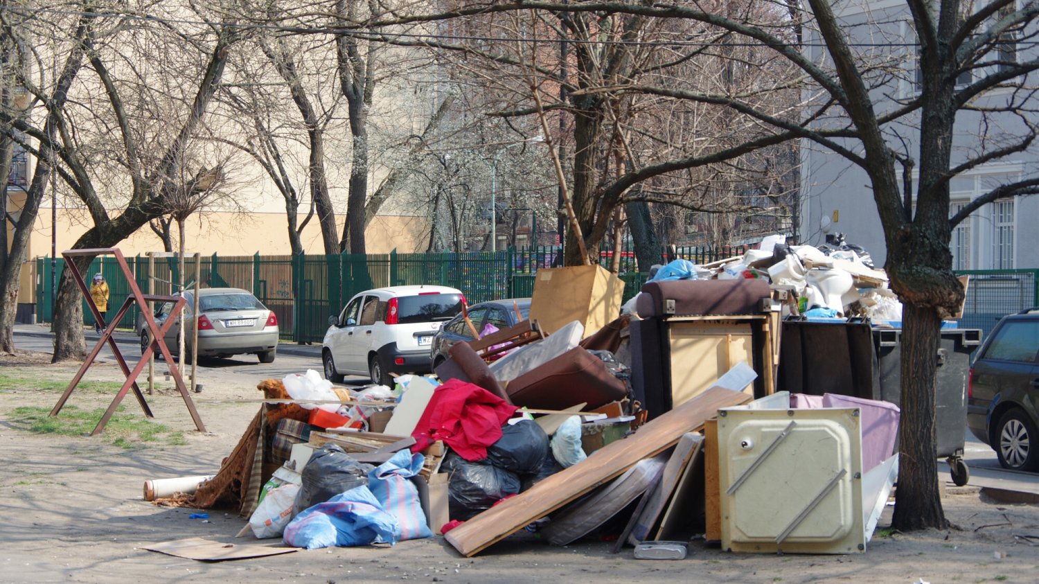 Meble nie powinny być wyrzucane do zwykłych pojemników na śmieci. Niestety wiele osób wciąż nie zdaje sobie z tego sprawy.