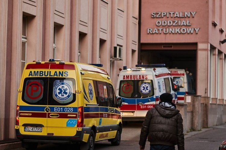 Wojewoda dolnośląski apeluje, by wzywać karetkę tylko w przypadku zagrożenia zdrowia i życia.