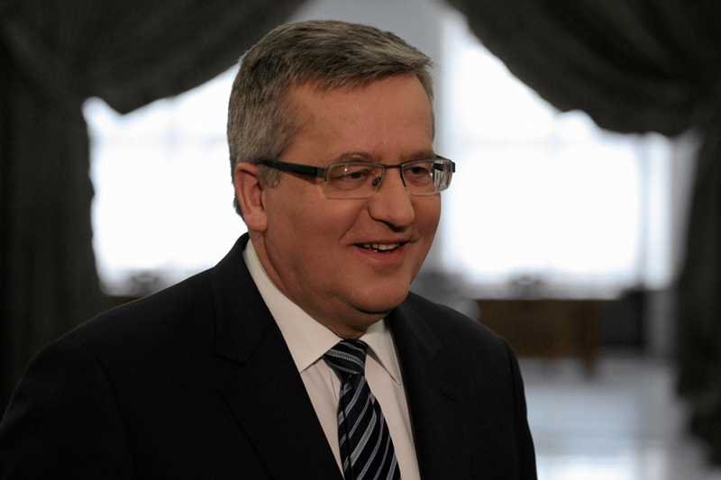 Bronisław Komorowski cieszy się dobrymi ocenami Polaków. Na tle pikujących notowań Sejmu i Senatu to spory sukces.