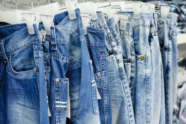 Okazuje się, iż spodni jeansowych nie powinno się... prać!