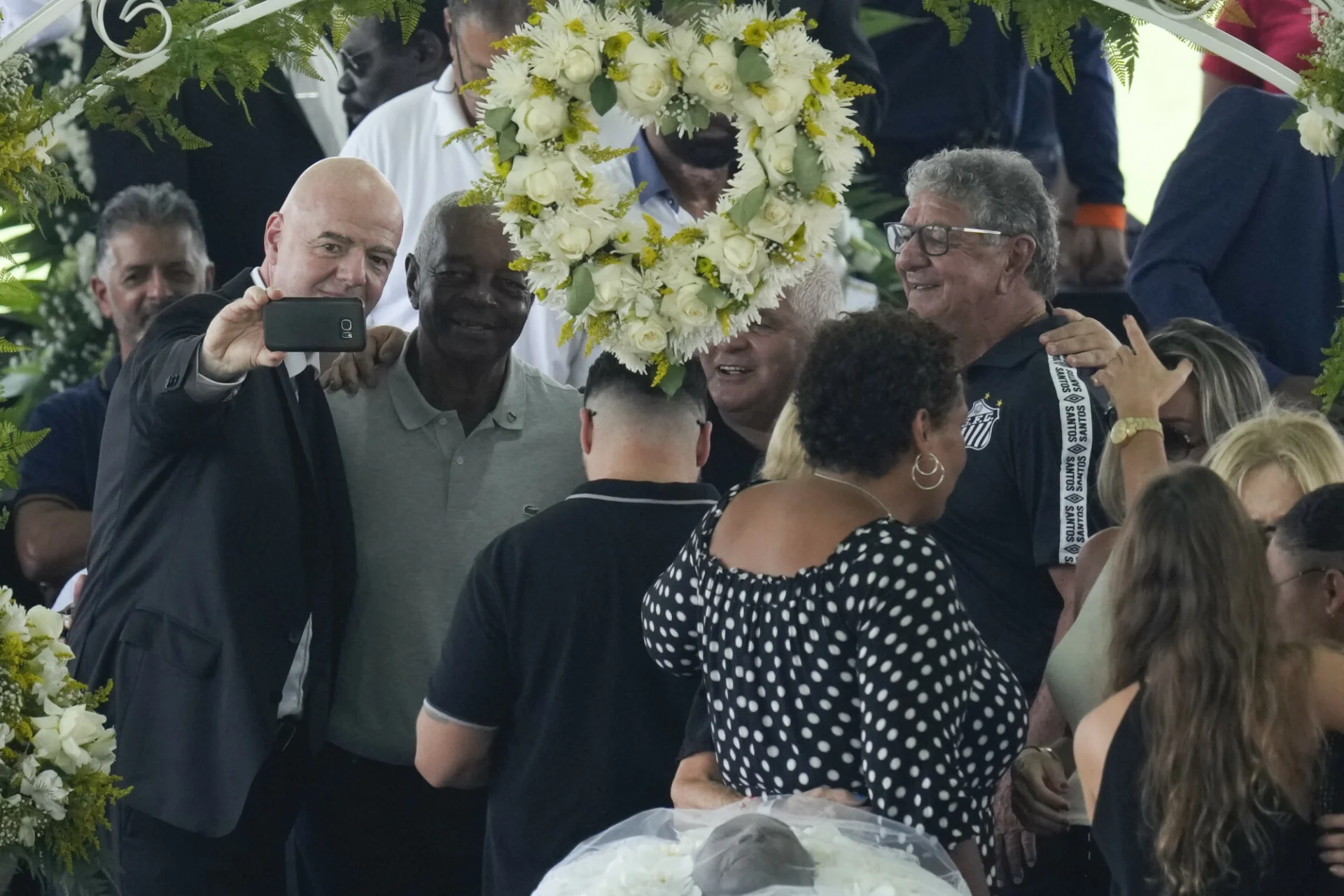Selfie z fanami i uśmiechy. Skandaliczne zachowanie prezydenta FIFA przy grobie Pelego