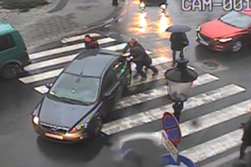 Posłowi PiS na środku skrzyżowania zabrakło paliwa. Pomogli strażnicy miejscy. Nawet zatankowali posłowi samochód.