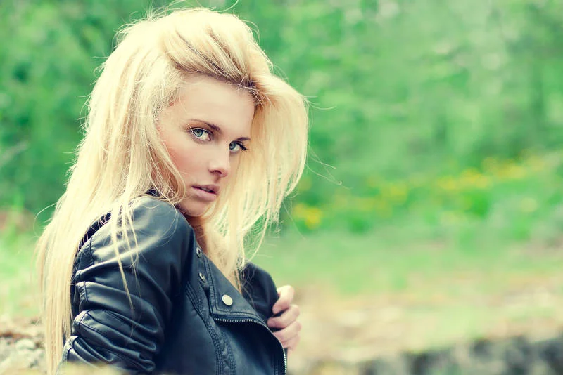 Czasami jasne włosy wyostrzają rysy twarzy. Nie z każdej z nas blond zrobi słodką Barbie