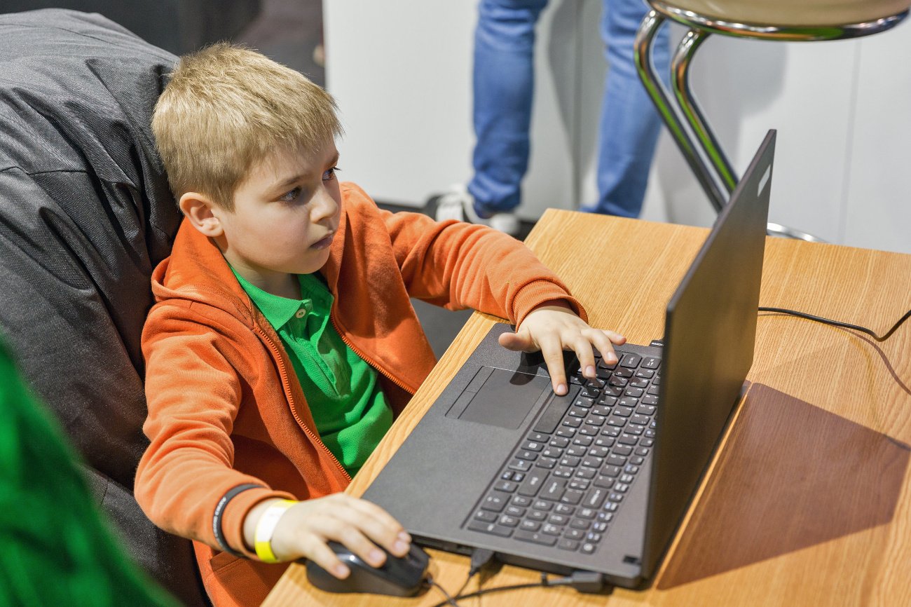 14 marca ruszyła bezpłatna szkoła online dla uczennic i uczniów, którzy trafili do Polski na skutek konfliktu na Ukrainie. Dzieci będą mogły wziąć udział w zajęciach po ukraińsku, w ukraińskim systemie nauczania i na poziomie swojej klasy