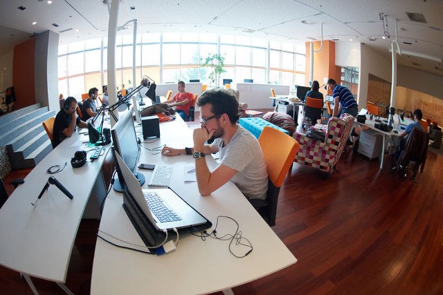 Wysyłanie prywatnej poczty, lajkowanie na Facebooku? To kusi nawet w pracy.