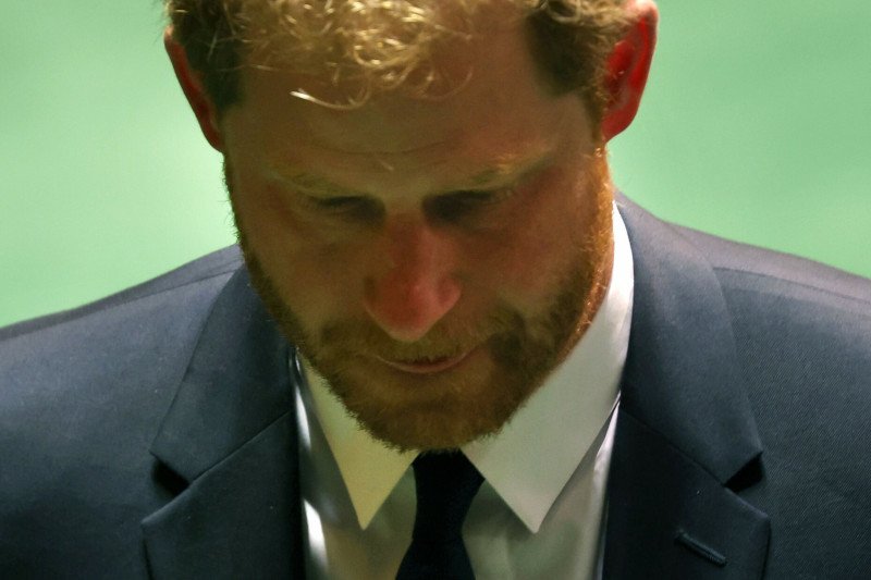 Książę Harry nie pożegnał się z Elżbietą II. Spóźnił się ponad godzinę