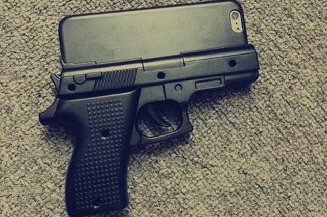 Chaos na jednym z największych lotnisk w Europie. Wszystko przez... futerał od iPhone'a