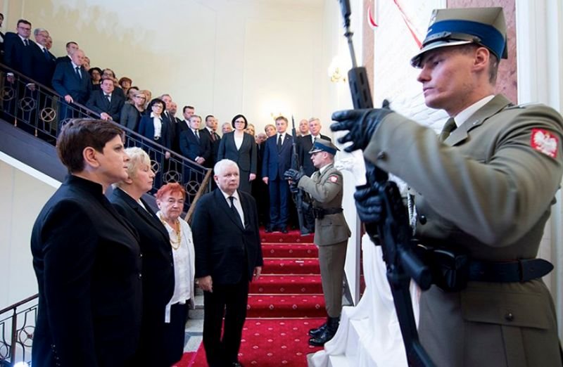 Premier Beata Szydło podczas odsłonięcia tablicy w KPRM, która upamiętnia tylko trzy ofiary katastrofy smoleńskiej