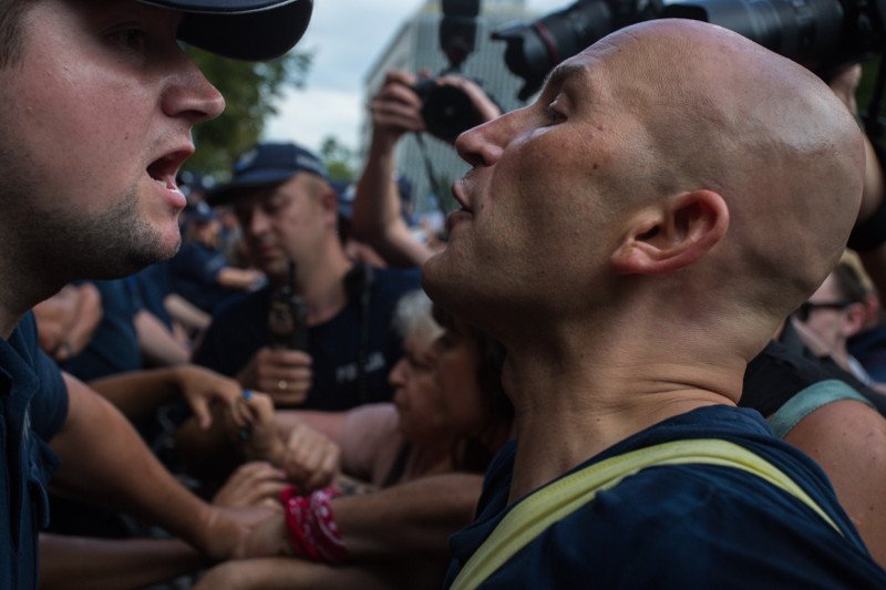 Czwórka zatrzymanych pod Sejmem demonstrantów usłyszała zarzuty.