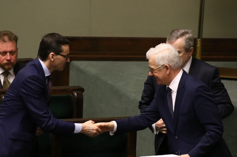 Rząd Prawa i Sprawiedliwości ustępuje Komisji Europejskiej.