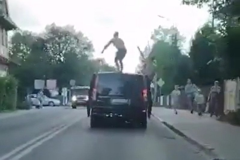 Kierował busem z półnagim kolegą na dachu. 24-latek usłyszał zarzuty za akcję w Zakopanem