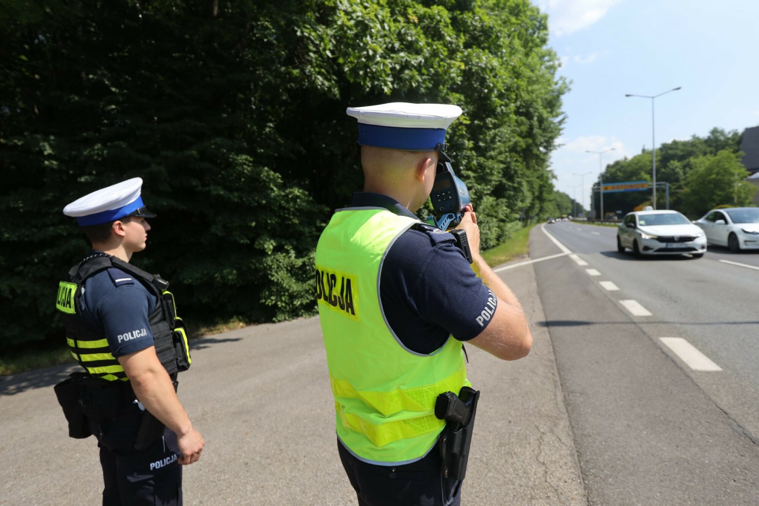 Policja zatrzymała do kontroli kierowcę busa.