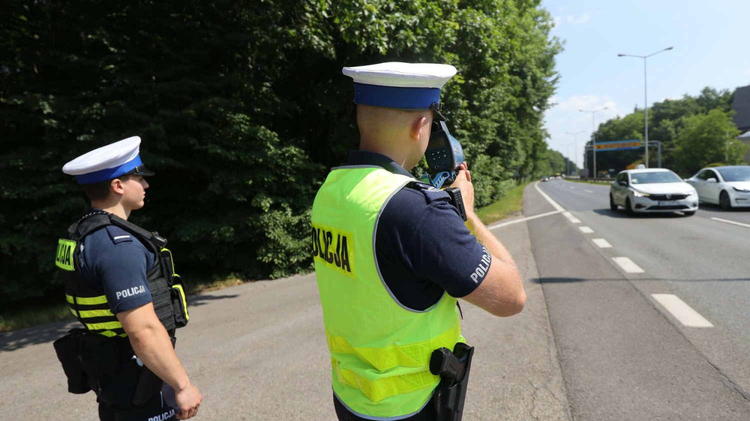 Policja zatrzymała do kontroli kierowcę busa.