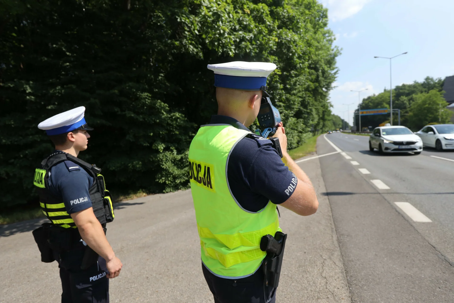 Policja zatrzymała do kontroli kierowcę busa.