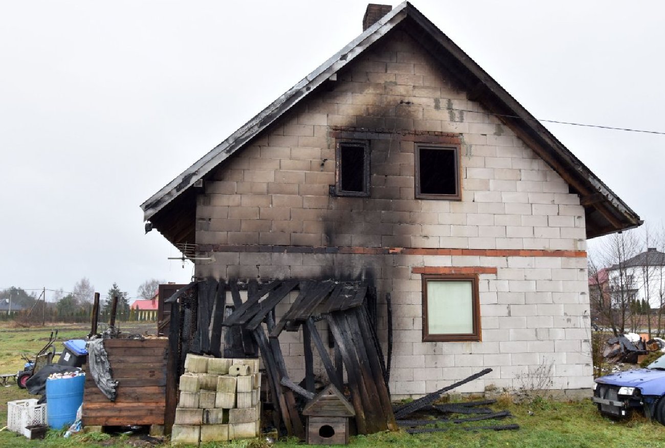 Policja: wynieśliśmy 30-latkę z płonącego mieszkania. Jej mąż: To nie oni