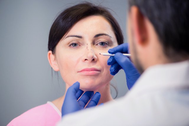 Operacje plastyczne coraz częściej postrzegane są jako inwestycja w siebie