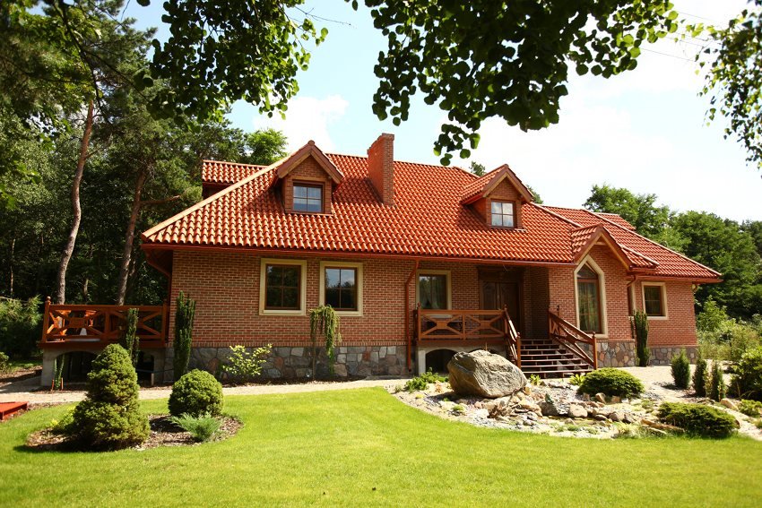 Typowy dla naszego krajobrazu dach kryty czerwoną dachówką