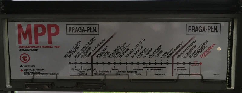 Przy przystankach zaznaczono, z jakiej formy pomocy, bezdomni mogą skorzystać w danym miejscu.