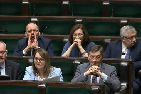 Posłowie PiS na sali sejmowej krzyczą w stronę marszałka Sejmu Włodzimierza Czarzastego.